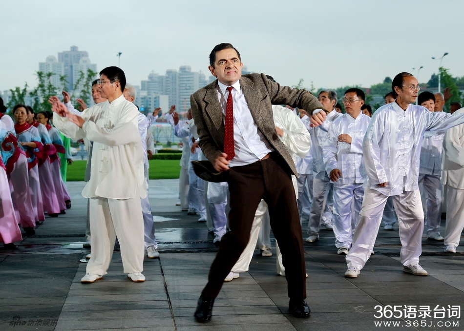 憨豆先生与广场舞大妈跳舞