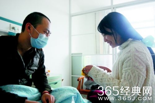 地瓜妹妹卖地瓜为白血病哥哥筹钱 寒风中那抹温暖的红