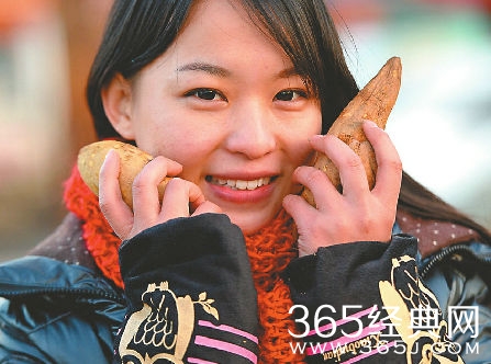 地瓜妹妹卖地瓜为白血病哥哥筹钱 寒风中那抹温暖的红