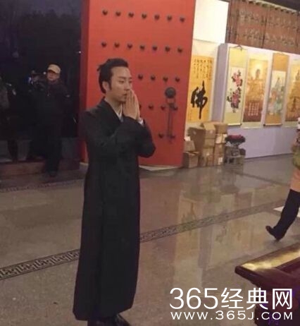 李玉刚双手合十图