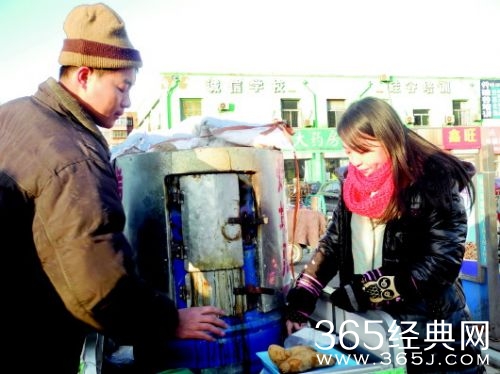 地瓜妹妹卖地瓜为白血病哥哥筹钱 寒风中那抹温暖的红