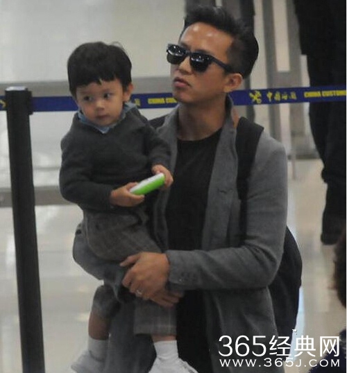 邓超与其子合照