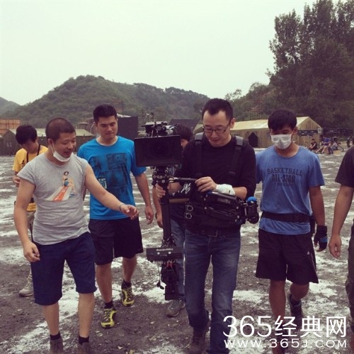 陆川微博发布片场照，貌似姚晨老公曹郁担任摄影师