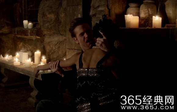 吸血鬼日记中历史叔是怎么变成始祖吸血鬼的