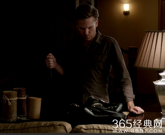 吸血鬼日记中历史叔是怎么变成始祖吸血鬼的