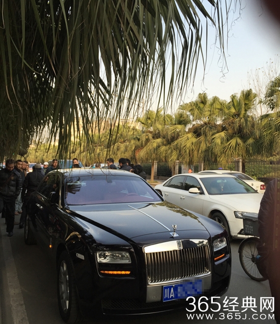 电瓶车撞上劳斯莱斯