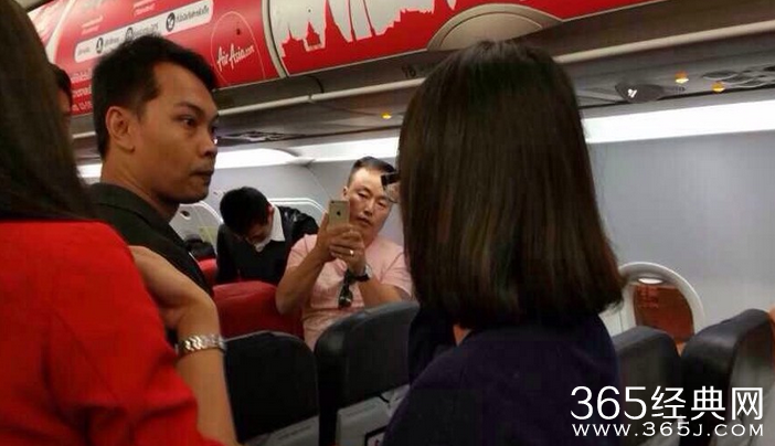 中国乘客侮辱泰国空姐导致飞机返航泰国