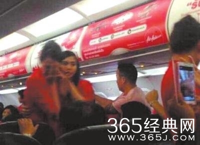 中国乘客侮辱泰国空姐导致飞机返航泰国