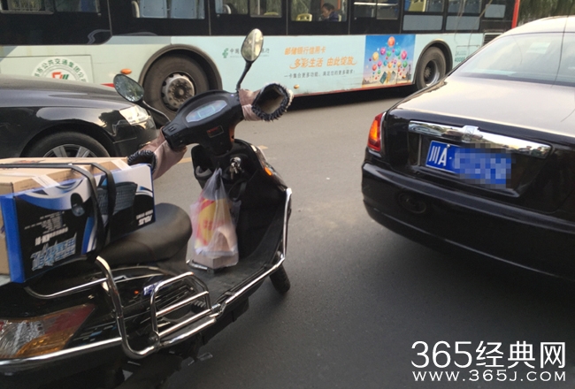 电瓶车撞上劳斯莱斯