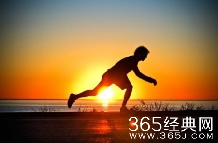 经典语录：等着别人来爱你，不如自己努力爱自己。 