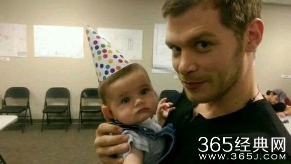 美剧初代吸血鬼2中大K海莉和Hope三口温馨照分享