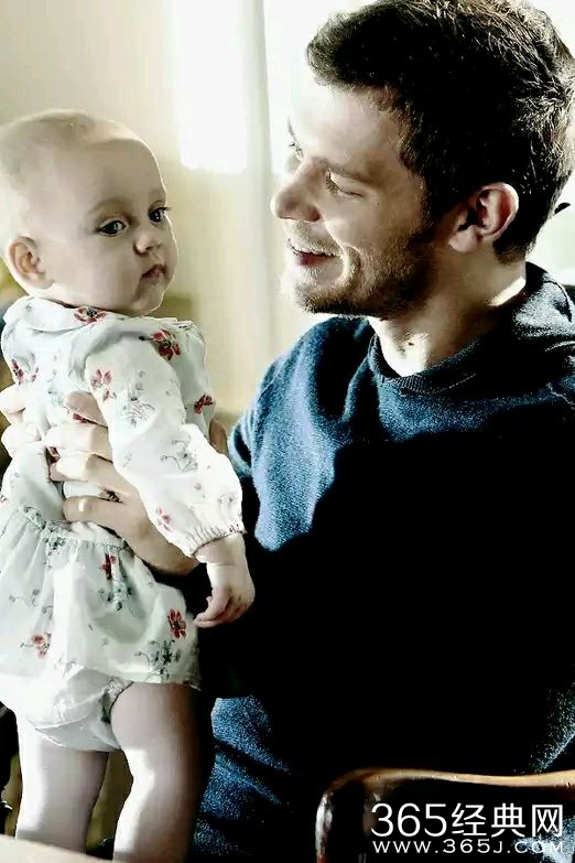 美剧初代吸血鬼2中大K海莉和Hope三口温馨照分享