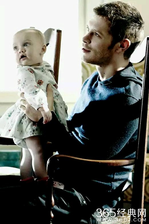 美剧初代吸血鬼2中大K海莉和Hope三口温馨照分享