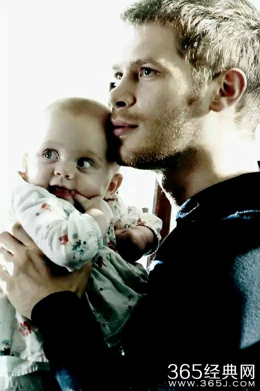 美剧初代吸血鬼2中大K海莉和Hope三口温馨照分享