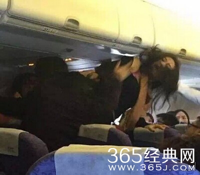 国航CA433航班群架 惊现万米高空女飞人相关图片