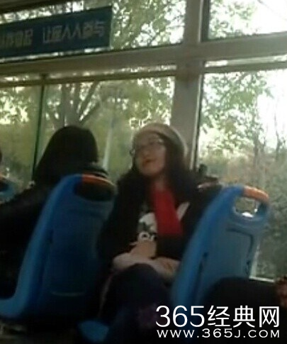 女乘客公交车跷二郎腿炫耀娃都在国外生相关图片