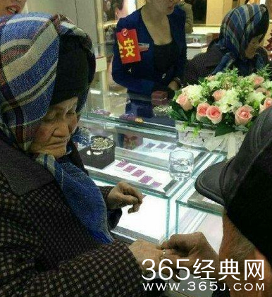 新疆拾荒老人给老伴买钻戒相关图片