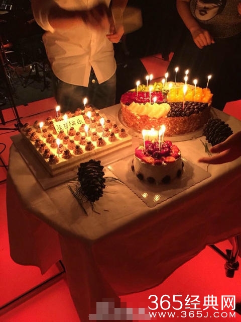 张杰32岁生日宴 晒众星合影