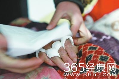 19女孩带植物人妈妈上学相关图片