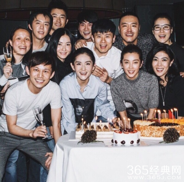 张杰32岁生日宴 晒众星合影