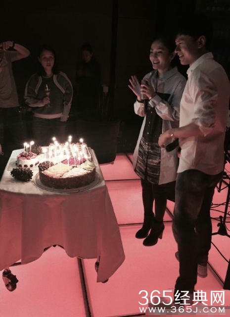张杰32岁生日宴 晒众星合影