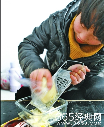 19女孩带植物人妈妈上学相关图片