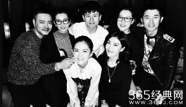 张杰32岁生日宴 晒众星合影