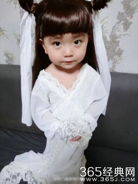 惊现萌版小龙女 真的不要太可爱