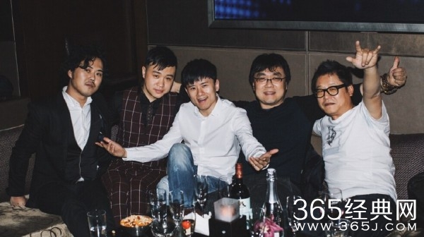张杰32岁生日宴 晒众星合影