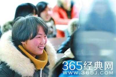 19女孩带植物人妈妈上学相关图片