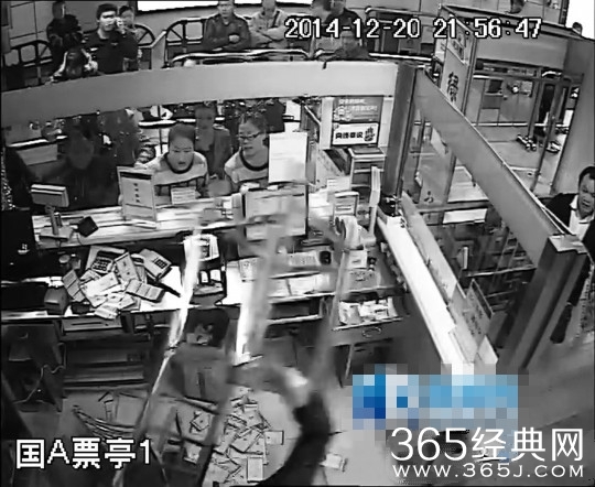 悍妇闯地铁售票亭扇耳光女客服耳光