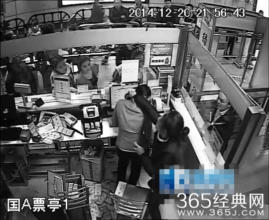 悍妇闯地铁售票亭扇耳光女客服耳光