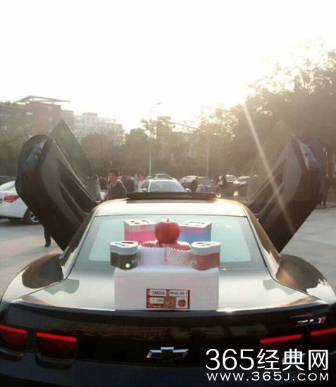 女孩组豪车队卖苹果 有钱！任性！