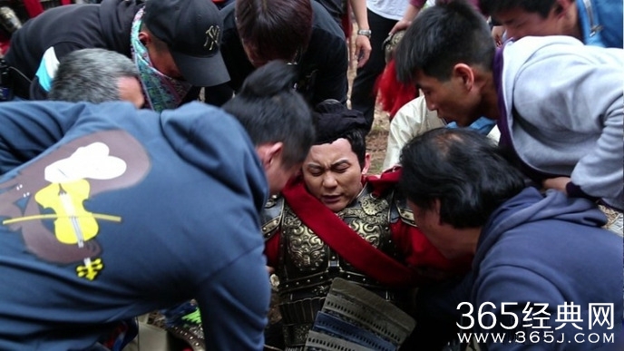 范冰冰遭木棍打伤眉骨 李晨撞树摔马