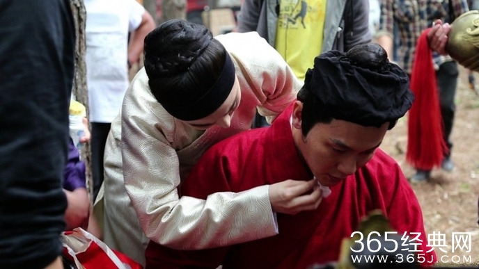 范冰冰遭木棍打伤眉骨 李晨撞树摔马