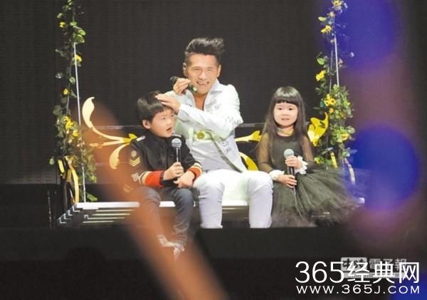 曹格演唱会 女儿爆料 粑粑每天都趴在麻麻身上