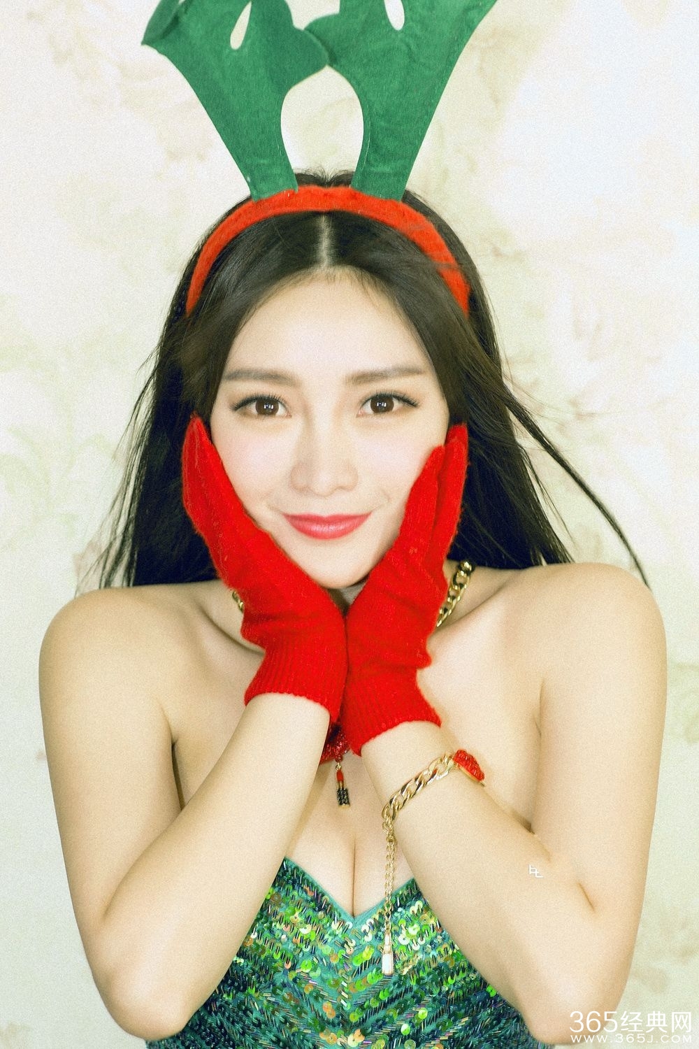 柳岩爆乳短裙 圣诞出新招