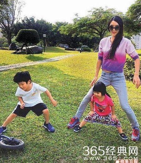 曹格演唱会 女儿爆料 粑粑每天都趴在麻麻身上