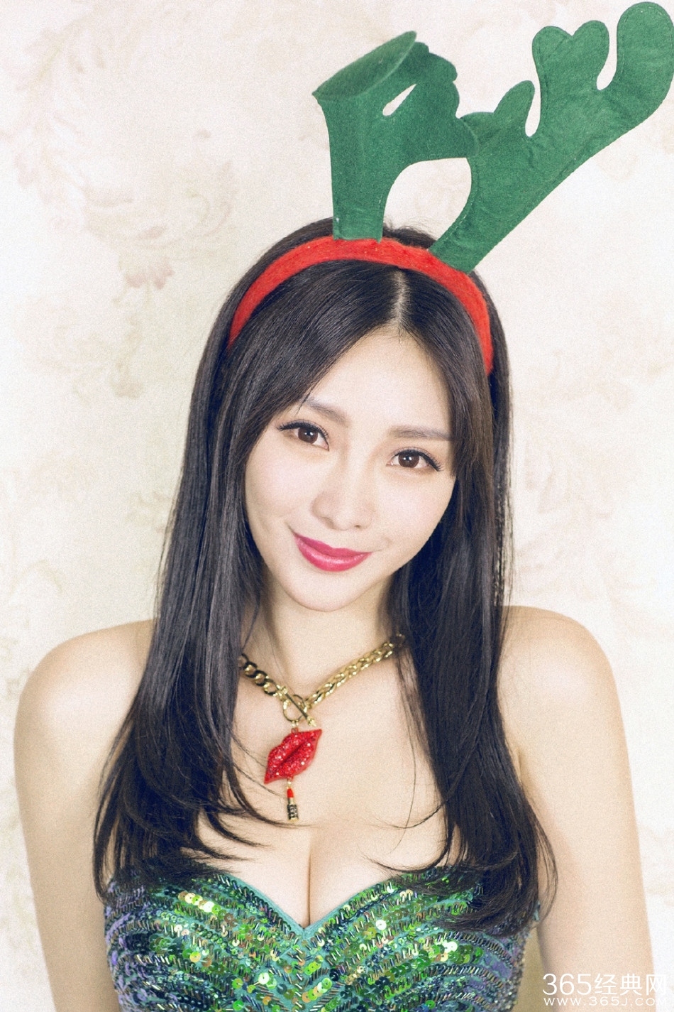 柳岩爆乳短裙 圣诞出新招
