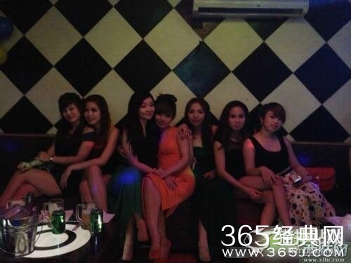 家里有一点钱就出来炫耀一番的东南亚妹子