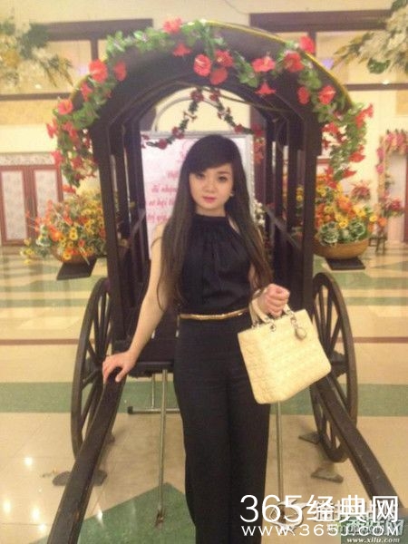 家里有一点钱就出来炫耀一番的东南亚妹子