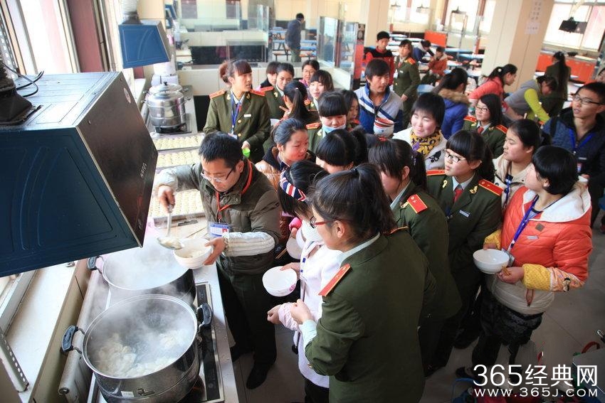 有爱班主任通宵包饺子 只为送学生平安夜礼物