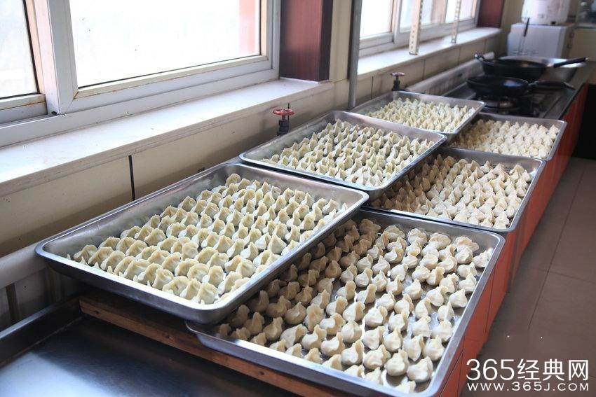 有爱班主任通宵包饺子 只为送学生平安夜礼物