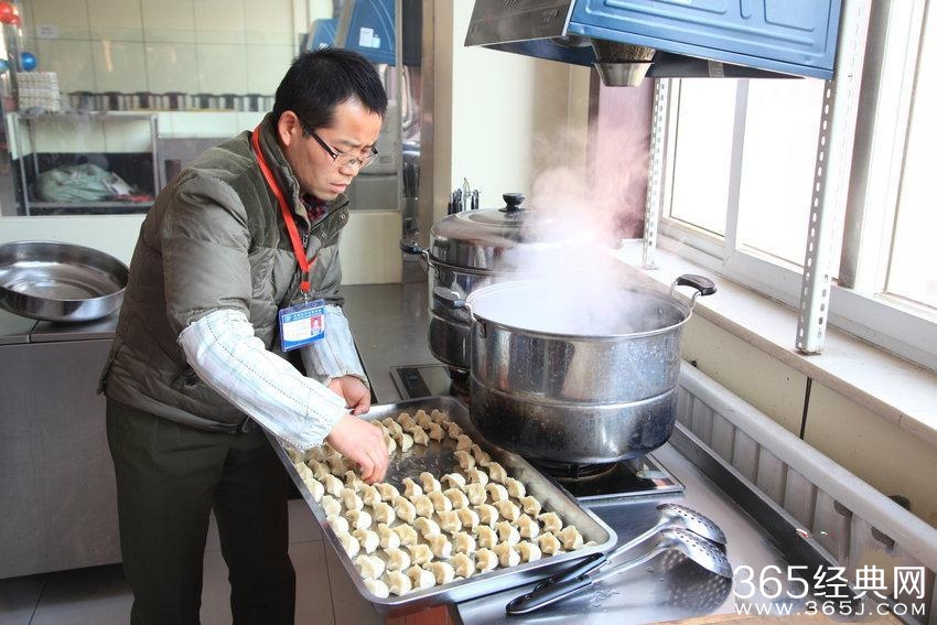 有爱班主任通宵包饺子 只为送学生平安夜礼物
