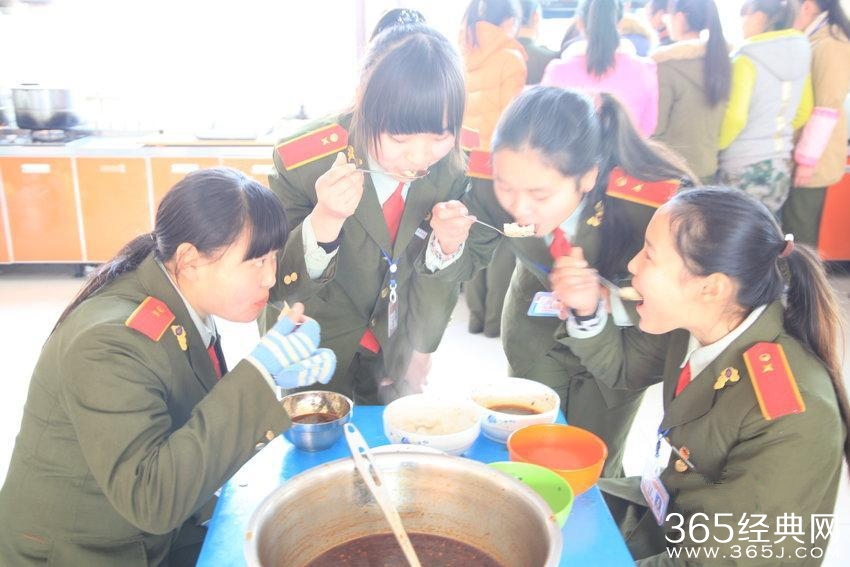 有爱班主任通宵包饺子 只为送学生平安夜礼物