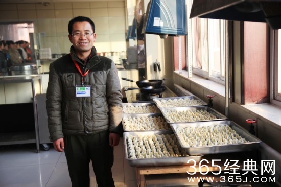 有爱班主任通宵包饺子 只为送学生平安夜礼物