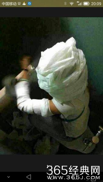 中国女游客在泰国顺手牵羊撕乳胶枕擦鞋 被发现后装疯