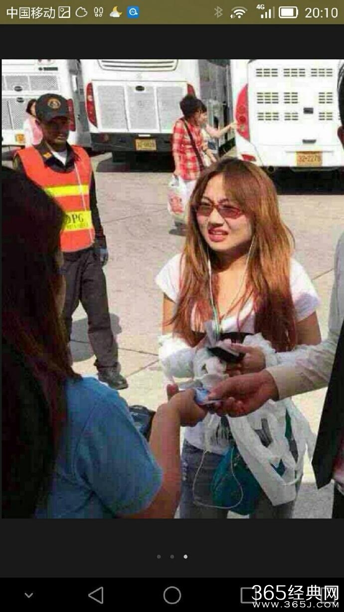 中国女游客在泰国顺手牵羊撕乳胶枕擦鞋 被发现后装疯