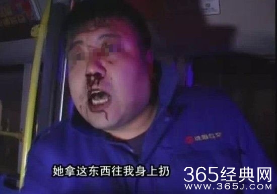 沈阳男女公交上发飙 女子怒抽带血卫生巾砸在司机