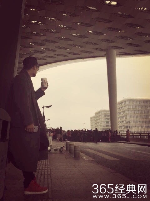 机场同现身陈赫 TFboys被粉丝包围 自黑是过气谐星